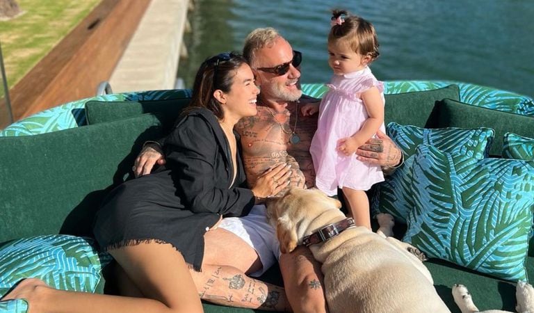 Gianluca Viacchi junto a su familia, su esposa Sharon Fonseca y su hija