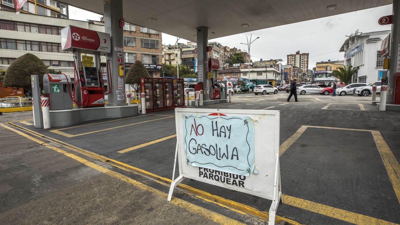 Estaciones de gasolina, filas en Pasto Nariño. Escasez de gasolina