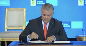 Presidente Iván Duque firmó el decreto sobre el aumento del salario mínimo.