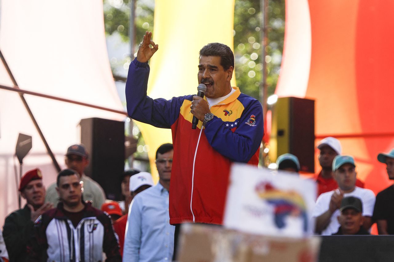 El presidente Nicolás Maduro, que busca la reelección en 2024, votó primero en su centro ubicado en un fuerte militar.