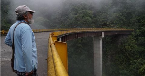 Edgar Torres en puente que lleva a una reserva forestal.