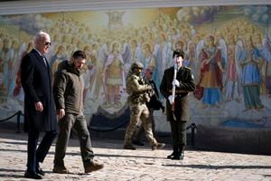 El presidente de Estados Unidos, Joe Biden, a la izquierda, camina con el presidente de Ucrania, Volodymyr Zelenskyy, en la Catedral de las Cúpulas Doradas de St. Michaels durante una visita no anunciada, en Kiev, Ucrania, el lunes 20 de febrero de 2023. 