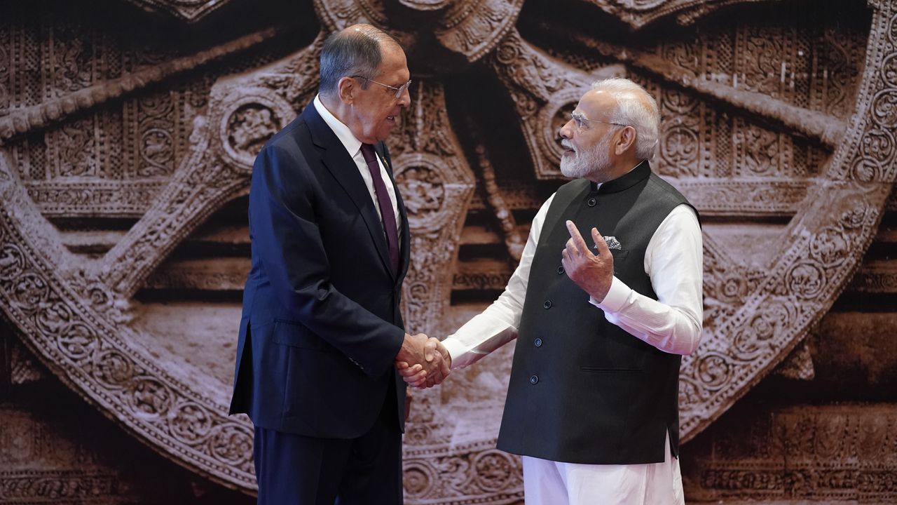 El primer ministro indio, Narendra Modi, da la bienvenida al ministro de Asuntos Exteriores ruso, Sergei Lavrov, a su llegada al centro de convenciones Bharat Mandapam para la Cumbre del G20, en Nueva Delhi
