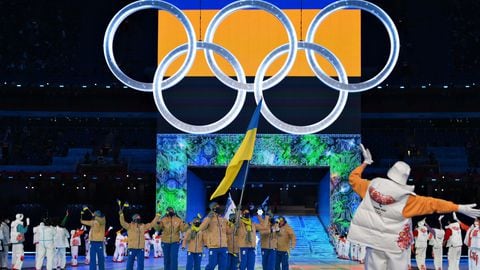 Ucrania ondea su bandera durante la inauguración de los pasados Juegos Olímpicos de Invierno en Pekín