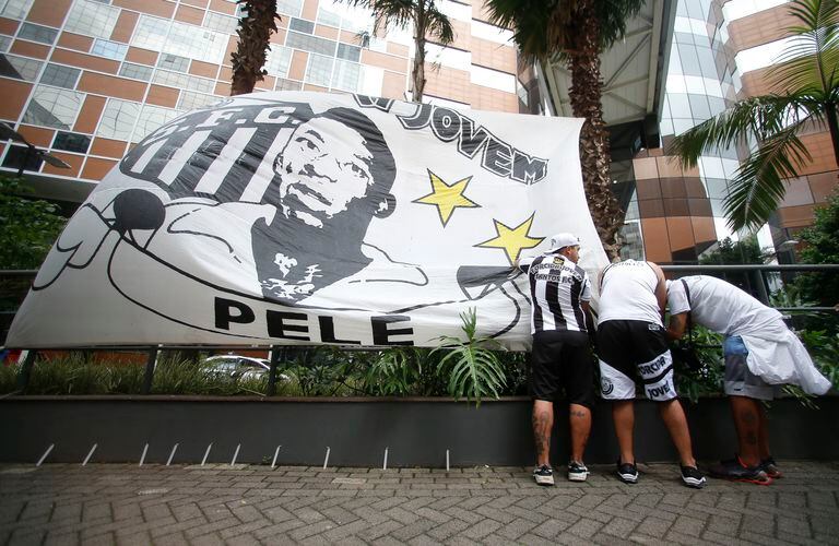 Fanánticos de Pelé en Brasil ante el hospital