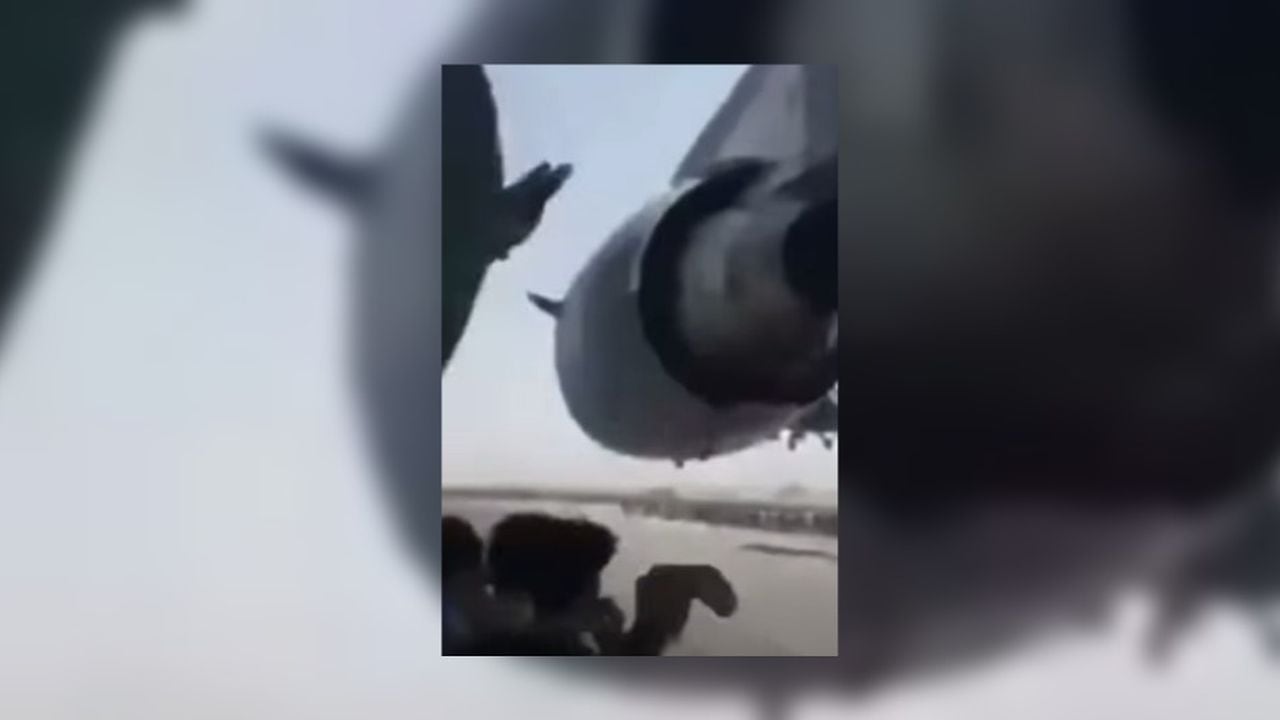 En Afganistán, persona que se colgó a un avión grabó este video