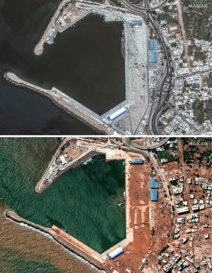 Esta combinación de imágenes satelitales de Maxar Technologies muestra las instalaciones portuarias en Derna, Libia, el 1 de julio de 2023, arriba, y la misma zona dañada por las inundaciones el miércoles 13 de septiembre de 2023.