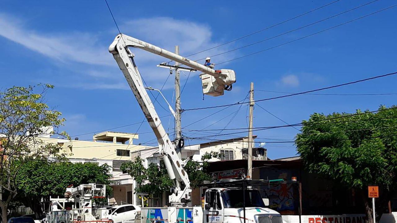 Instalan nuevas redes eléctricas en San Isidro y Pumarejo