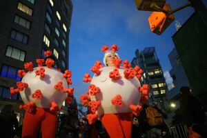 Las personas se visten con el aspecto del virus SARS-CoV-2, que causa la enfermedad del coronavirus (COVID-19) en la ciudad de Nueva York, Nueva York, EE. UU., 31 de octubre de 2021. Foto REUTERS / Eduardo Muñoz