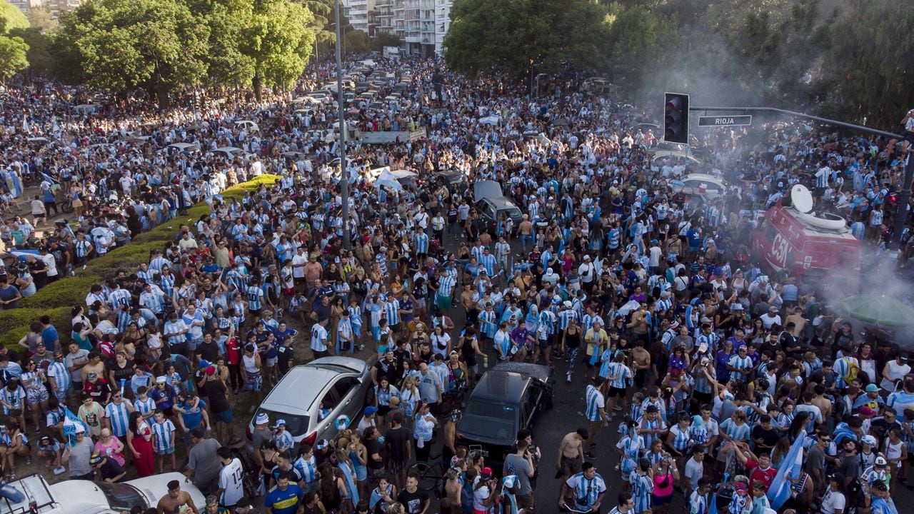 Las calles de Rosario se llenaron de hinchas celebrando que Argentina es campeona del mundo. (Photo by AFP)