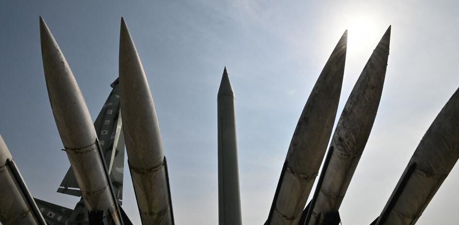 Replicas de misiles coreanos expuestas en el Memorial de la Guerra Coreana en Seúl (Photo by Jung Yeon-je / AFP) JUNG YEON-JE / AFP)