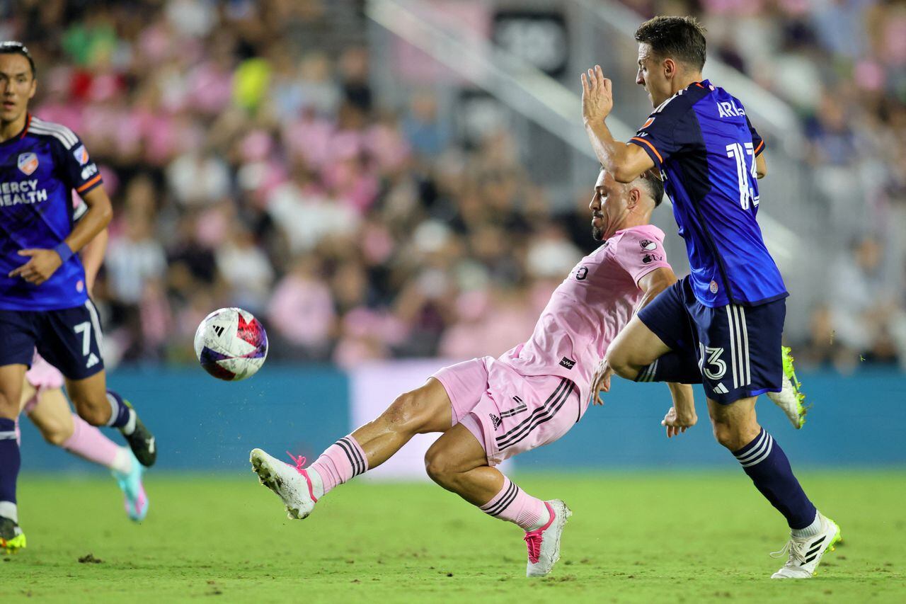 Santiago Arias marcando a un rival del Inter.