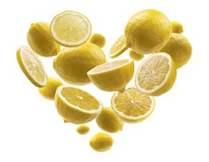 Los limones son ricos en potasio y magnesio, dos minerales que ayudan a normalizar la presión sanguínea.