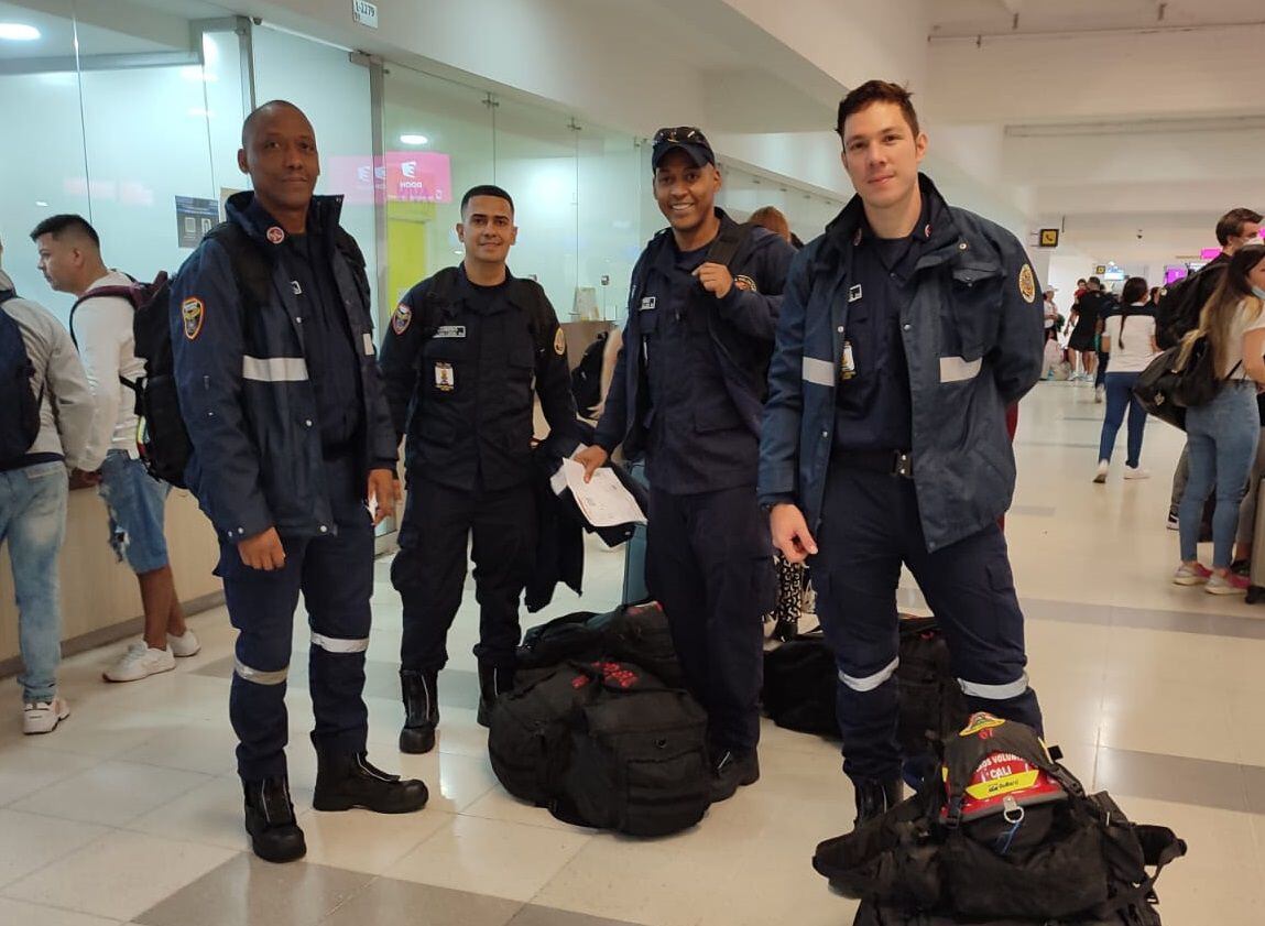 Los bomberos viajaron a Bogotá, donde se unieron a la comitiva que viajó a Turquía.
