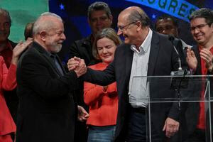 El expresidente Luiz Inácio Lula da Silva junto a Geraldo Alckmin, su candidato a vicepresidente.