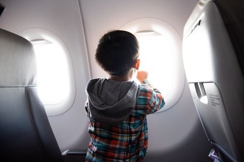 Niño en avión