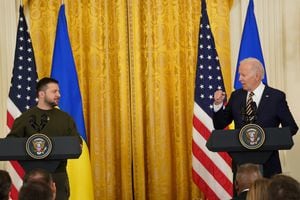 El presidente de los Estados Unidos, Joe Biden, y el presidente de Ucrania, Volodymyr Zelenskiy, celebran una conferencia de prensa conjunta en la Sala este de la Casa Blanca en Washington, EE. UU., el 21 de diciembre de 2022. REUTERS/Kevin Lamarque