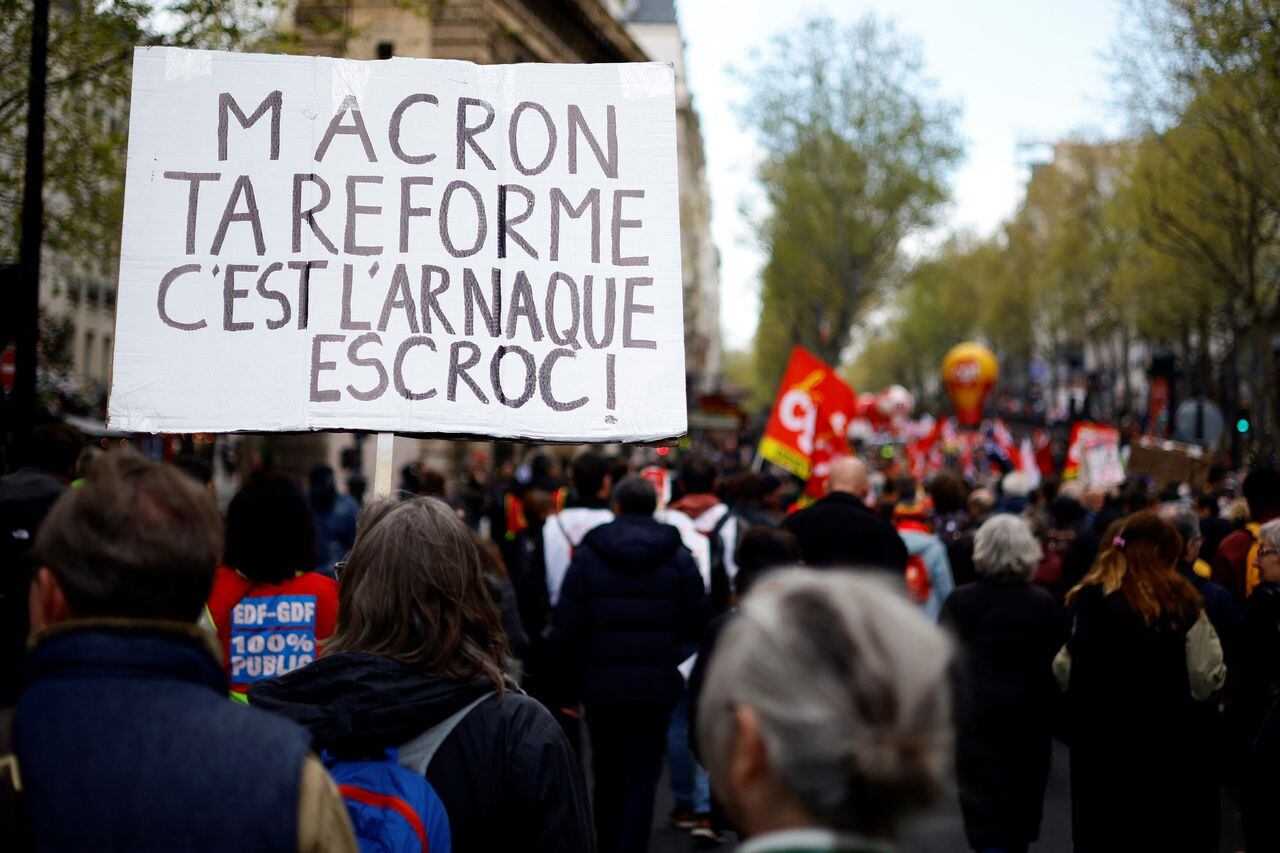 Los manifestantes sostienen pancartas durante una manifestación como parte del 12º día de huelgas y protestas nacionales contra la reforma de las pensiones del gobierno francés, en París, Francia, el 13 de abril de 2023