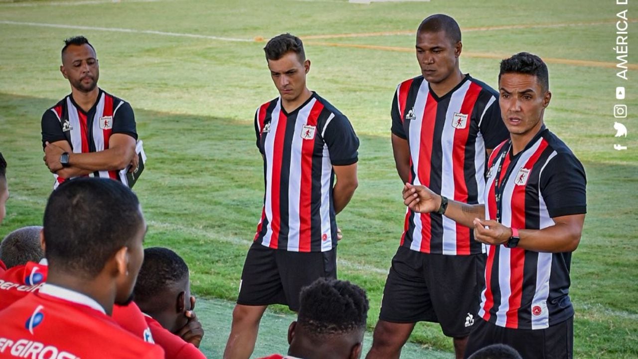 Lucas González junto a su cuerpo técnico en el primer entrenamiento con América.