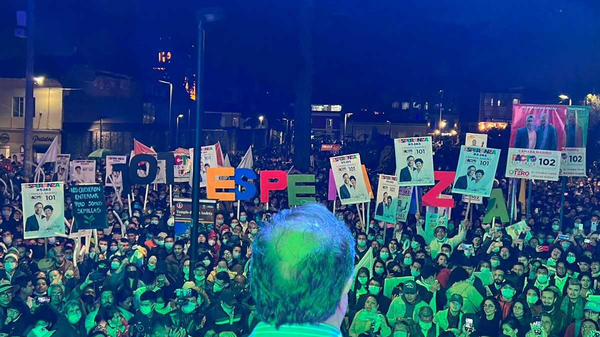 El líder de la Colombia Humana lidera una masiva manifestación en la capital nariñense.