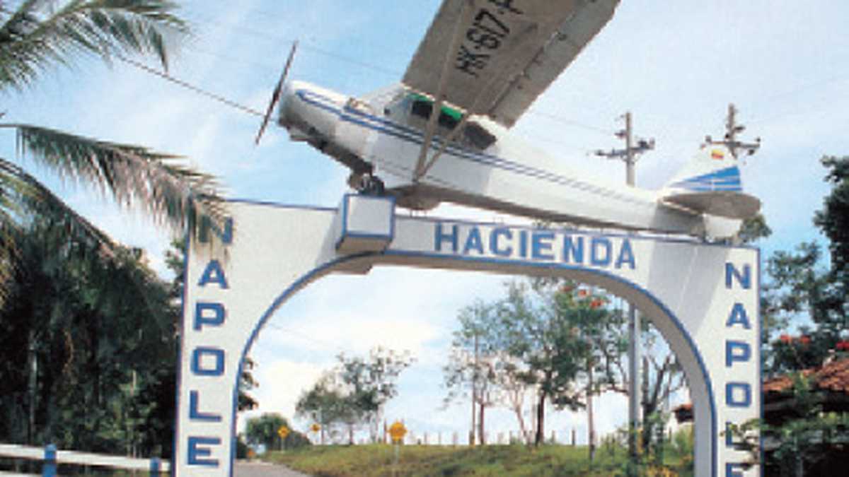 Pablo Escobar coronó la entrada de la hacienda Nápoles con la avioneta en la que transportó su primer cargamento de coca a Estados Unidos.