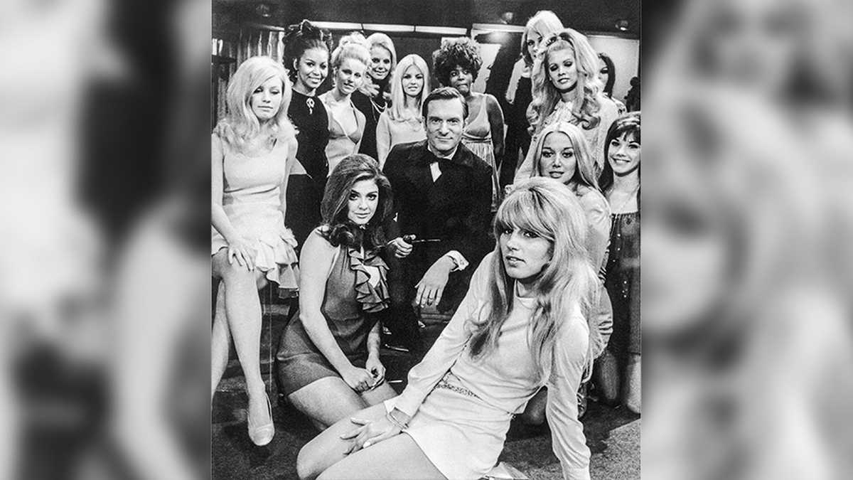    Hugh Hefner fundó Playboy en 1953 y con la revista erigió un emporio de clubes que desafió la moral puritana de la posguerra. En su mansión en Los Ángeles se dieron cita los personajes más famosos de la época, un lujo del que muchos se ufanaban. 