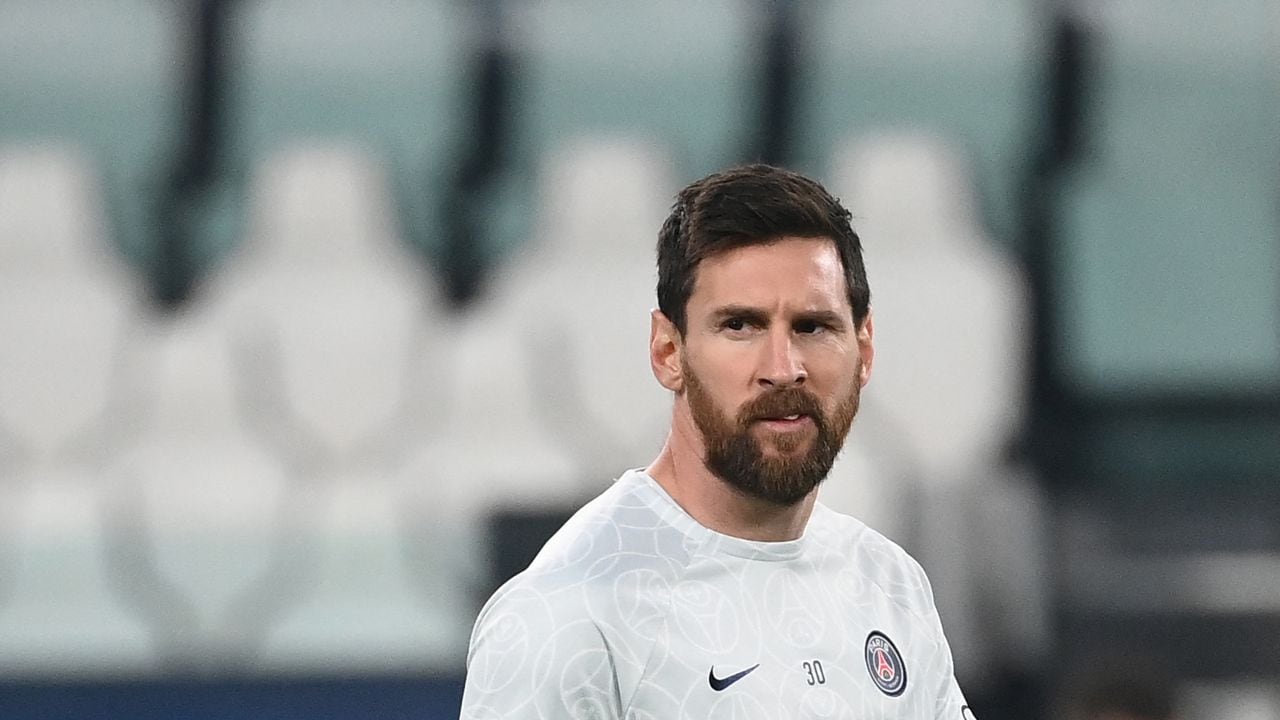 Paris Saint-Germain's Argentine forward Lionel Messi looks on prior to the UEFA Champions League 1st round day 6 group H football match between Juventus Turin and Paris Saint-Germain (PSG) at the Juventus stadium in Turin on November 2, 2022. (Photo by FRANCK FIFE / AFP)