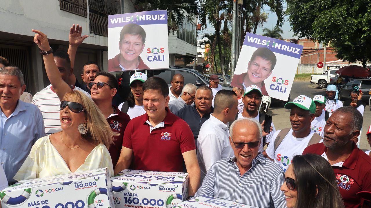 Wilson Ruiz ex ministro de justicia y candidato a la alcaldía de Cali . Ruiz presentó en la registraduría de los cámbulos 160 mil firmas para inscribir su candidatura independiente.