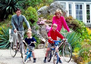 ARCHIVO - En esta foto del 1 de junio de 1989, el príncipe Carlos de Inglaterra y la princesa Diana posan con sus hijos, los príncipes Guillermo, a la derecha, y Enrique, al salir en un paseo en bicicleta en la isla británica de Tresco. (AP Foto, Archivo)