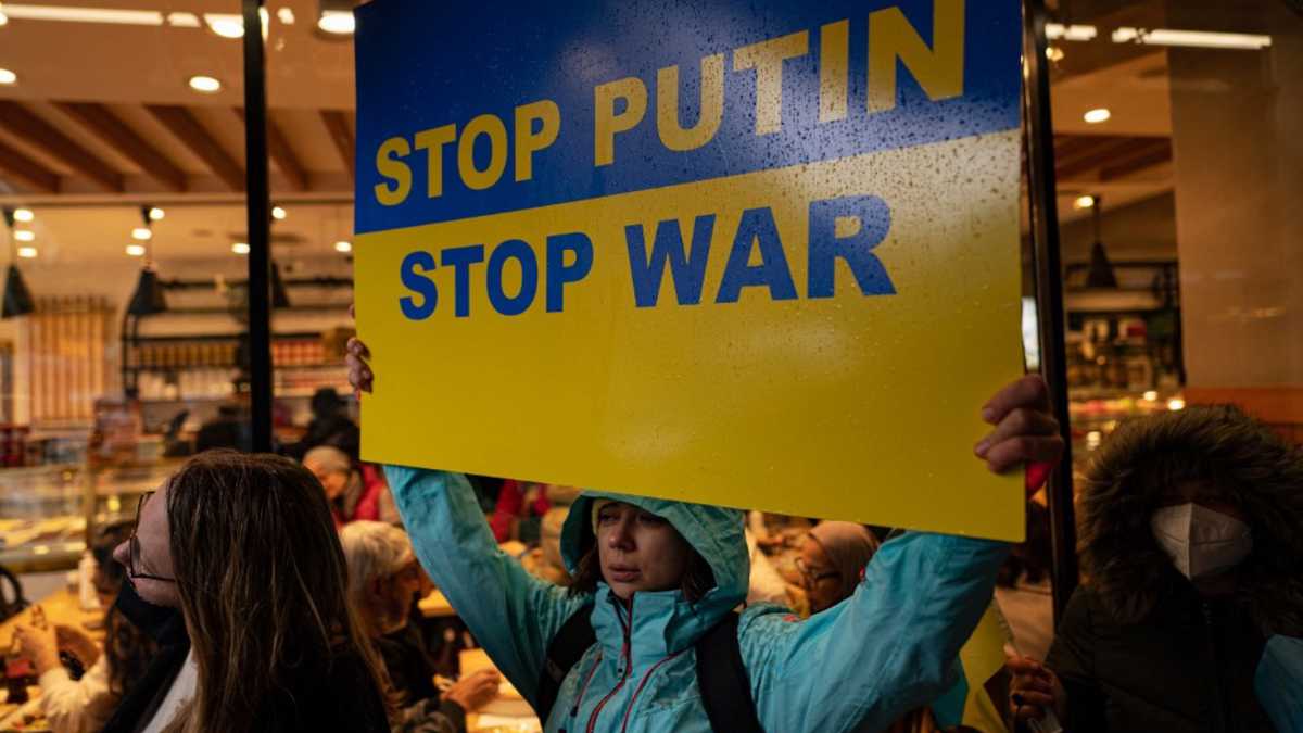 Ciudadanos de Ucrania piden que se detenga el conflicto bélico