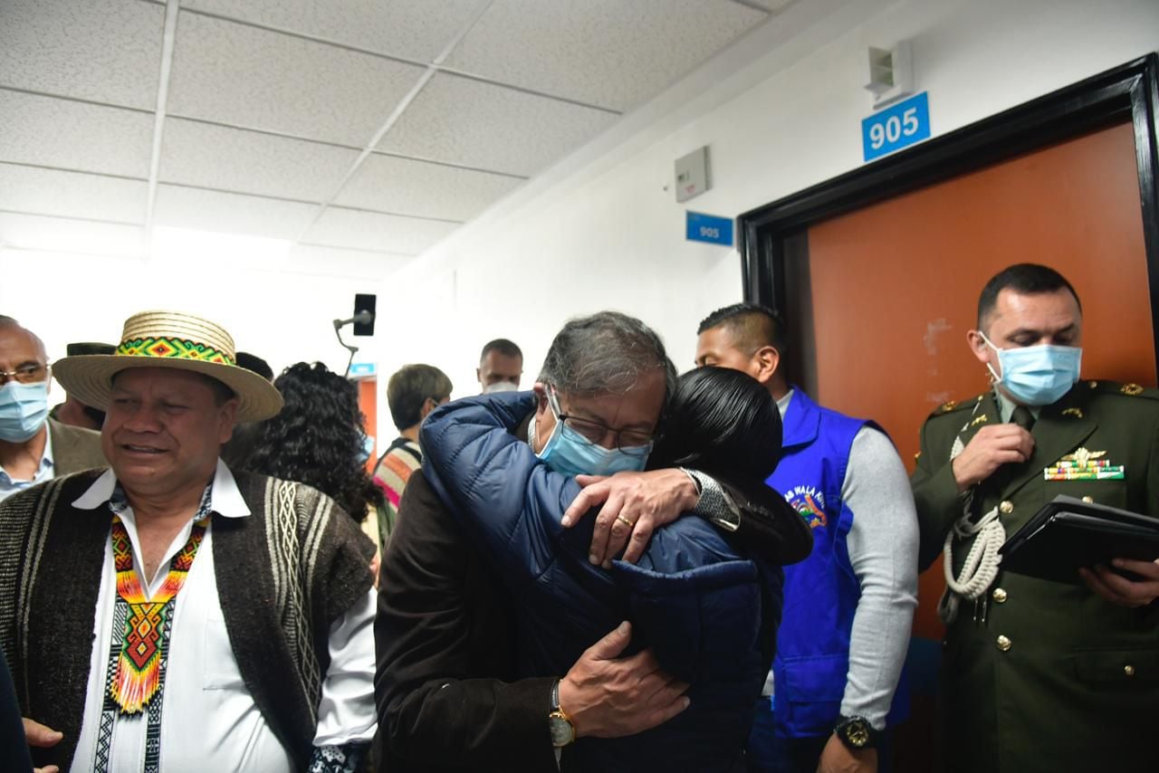 El presidente Gustavo Petro saludó en el Hospital Militar a los familiares de los cuatro niños indígenas rescatados.