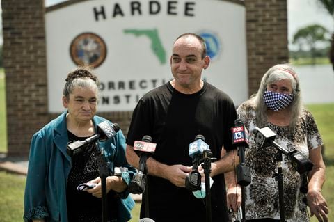 En esta fotografía de archivo del 27 de agosto de 2020, el ex recluso Robert DuBoise, de 56 años, se reúne con los periodistas con su hermana Harriet, izquierda, y su madre Myra, derecha, luego de su liberación en el Instituto Correccional del Condado de Hardee en el condado de Hardee, Florida.