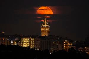 Una superluna se eleva detrás de la Torre de Gálata en Estambul, Turquía, el martes 14 de junio de 2022. Foto AP/Emrah Gurel