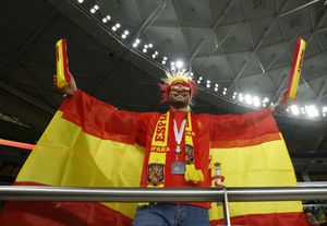Los aficionados españoles llegaron temprano al Al Thumama Stadium