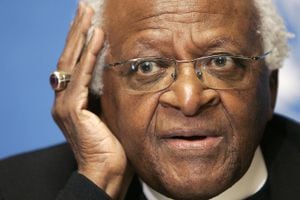 (ARCHIVO) En esta foto de archivo tomada el 11 de diciembre de 2006, el premio Nobel sudafricano Desmond Tutu hace gestos durante una conferencia de prensa en la Oficina de las Naciones Unidas en Ginebra. - El ícono sudafricano anti-apartheid Desmond Tutu, descrito como la brújula moral del país, murió el 26 de diciembre de 2021, a los 90 años, dijo el presidente Cyril Ramaphosa.(Photo by Fabrice COFFRINI / AFP)