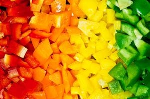 Algunos especialistas recomiendan incluir en la dieta frutas y verduras de todos los colores.