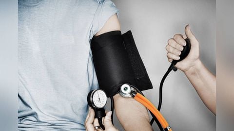 Expertos de la Clínica Mayo, organización sin ánimo de lucro, destacan que una presión arterial normal es cuando no supera 120/80 mm. Foto: Gettyimages.