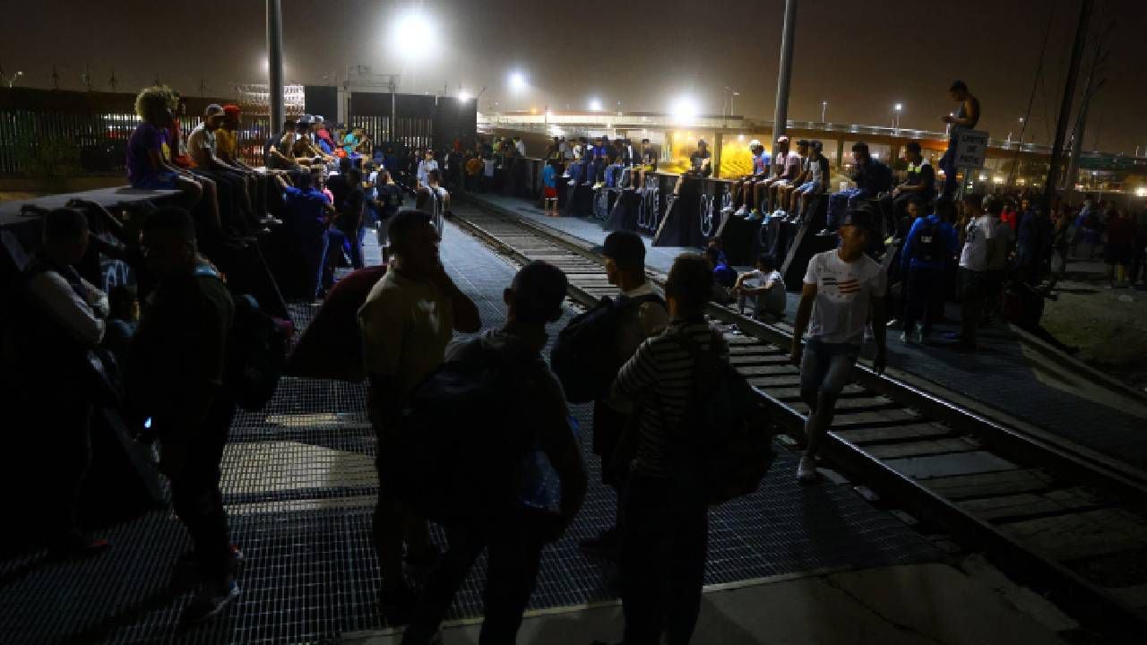 Migrantes se reúnen cerca de la frontera para pedir asilo en Estados Unidos.