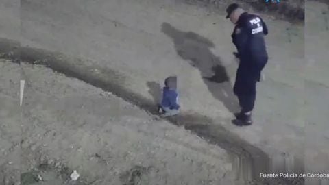 El bebé estaba gateando fuera de casa cuando lo encontraron los policías