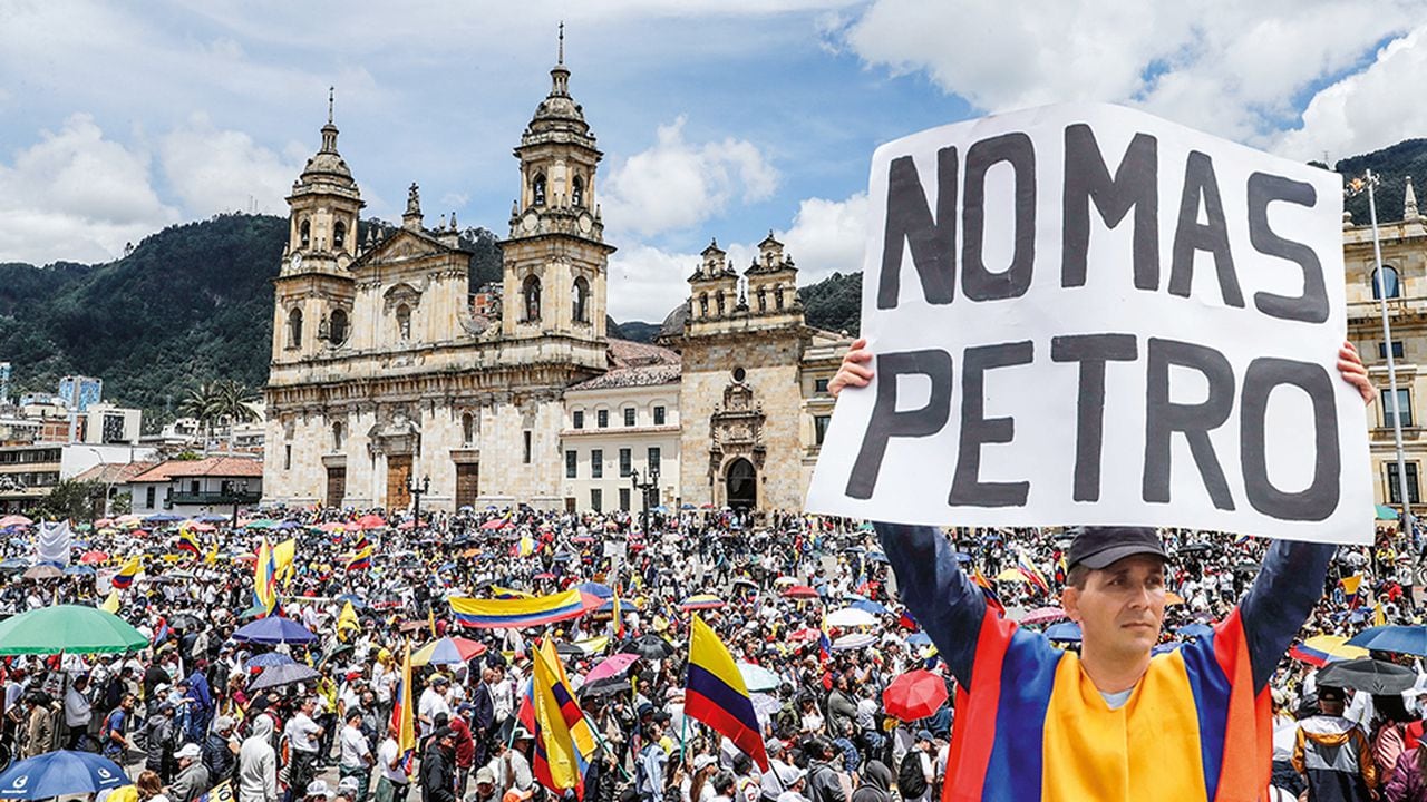 Los opositores, ondeando banderas de Colombia, lograron llenar la Plaza de Bolívar.