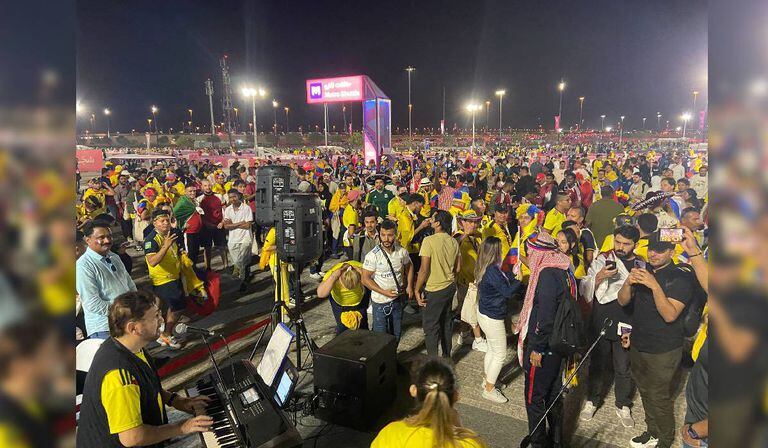 Cientos de hinchas de diferentes nacionalidades disfrutan la música de Rumba Latina a las afueras del estadio en Doha