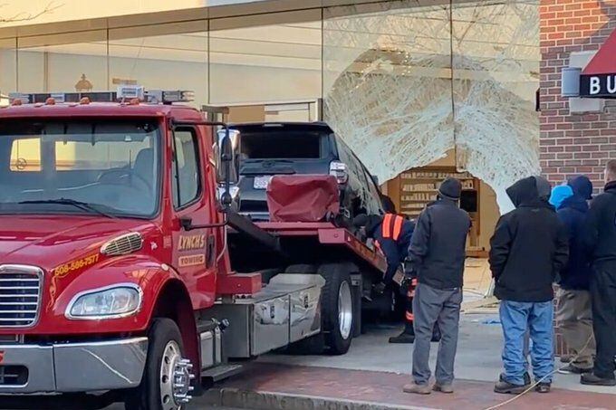 Las autoridades del estado de Massachusetts investigan el incidente que se registró cuando un vehículo irrumpió contra el escaparate de una tienda de la empresa electrónica Apple en la localidad de Hingham.