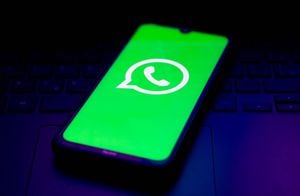 BRAZIL - 2021/10/05: In this photo illustration the WhatsApp logo seen displayed on a smartphone. (Photo Illustration by Rafael Henrique/SOPA Images/LightRocket via Getty Images)