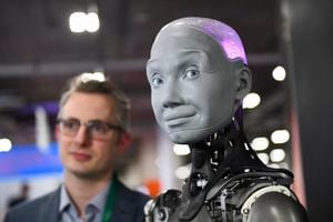 Morgan Roe, director de operaciones de Engineered Arts, habla sobre el robot humanoide Engineered Arts Ameca con inteligencia artificial como se demuestra durante el Consumer Electronics Show (CES) el 5 de enero de 2022 en Las Vegas, Nevada. (Foto de Patrick T.FALLON / AFP)