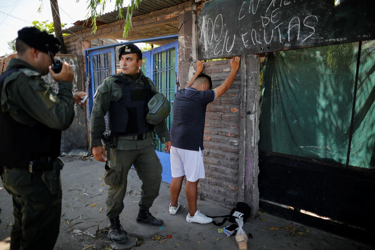 Miembros de la Gendarmería Nacional de Argentina requisan a un vecino de la favela Villa Banana, mientras el Gobierno Nacional desplegaba fuerzas para ayudar a controlar la escalada de violencia en la ciudad portuaria fluvial de Rosario, en Rosario, provincia de Santa Fe, Argentina.