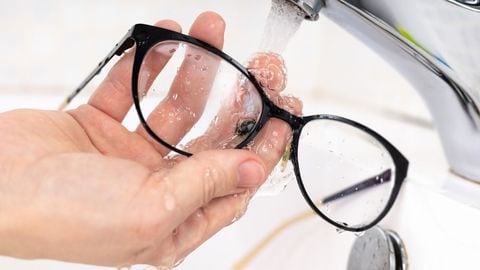 Así se pueden quitar rayones de las gafas.