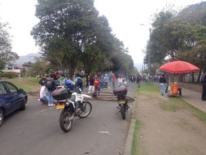 Bloqueos afectan la movilidad de Bogotá. Hay protestas de la ESAP en Barrios Unidos.