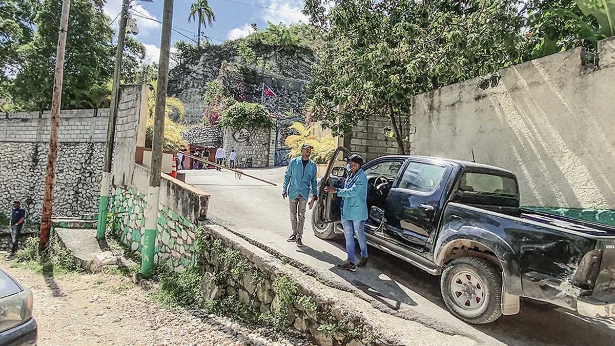Según la confesión, quien les ayudó desde la casa presidencial “era de la misma seguridad”. Les habrían ayudado también unos policías haitianos.