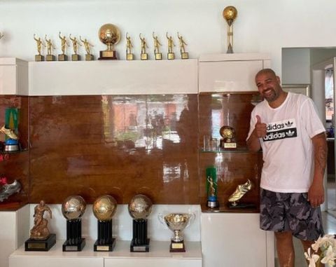 El exfutbolista Adriano posa con sus trofeos.