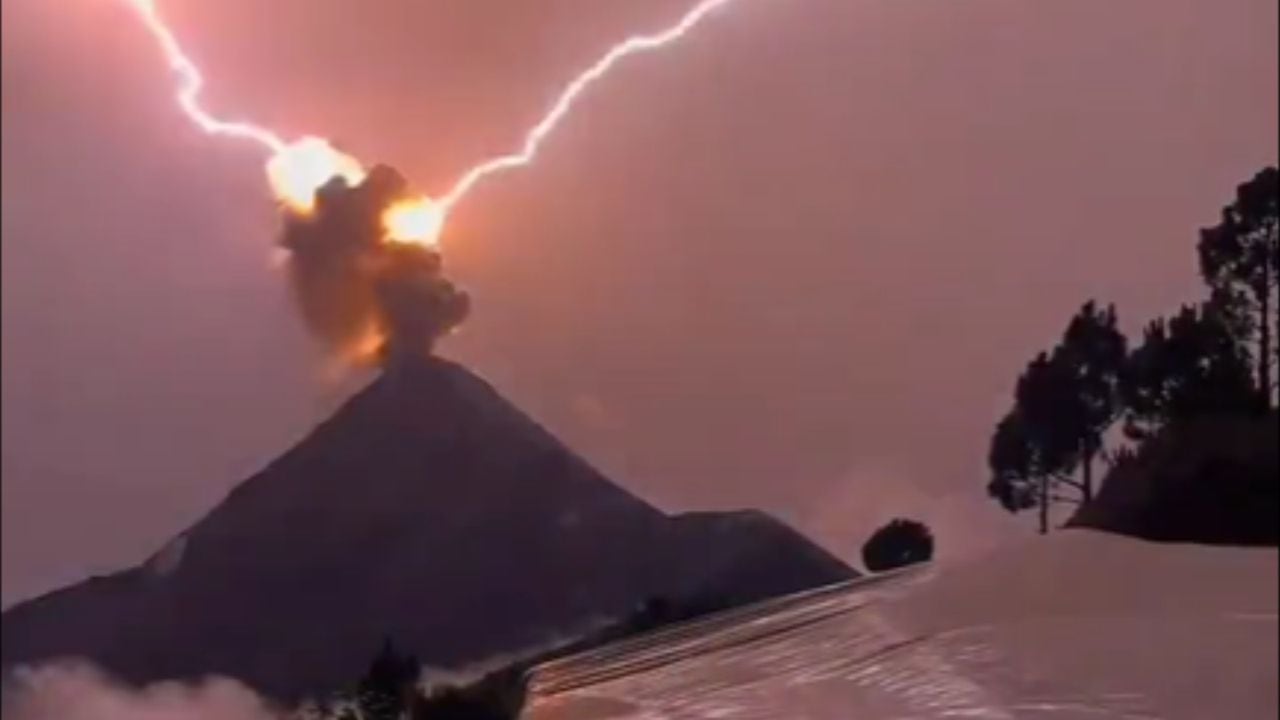 El Volcán de Fuego ha protagonizado un espectáculo natural sin precedentes en Guatemala.